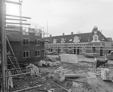 885125 Gezicht op de voorgevels van de woningen Minstraat 27 (rechts)-hoger te Utrecht, vanaf de nieuwbouwlocatie op de ...